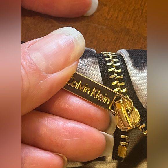 Calvin Klein leopard dress. Bell ruffled sleeves. Midi fitted silhouette. Size M - Picture 9 of 16